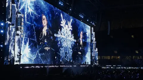 Revelation 相册中留存的演唱会现场照片