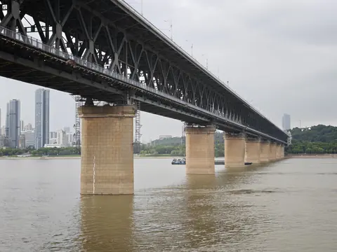 武汉江面上的长桥与两岸城市风景